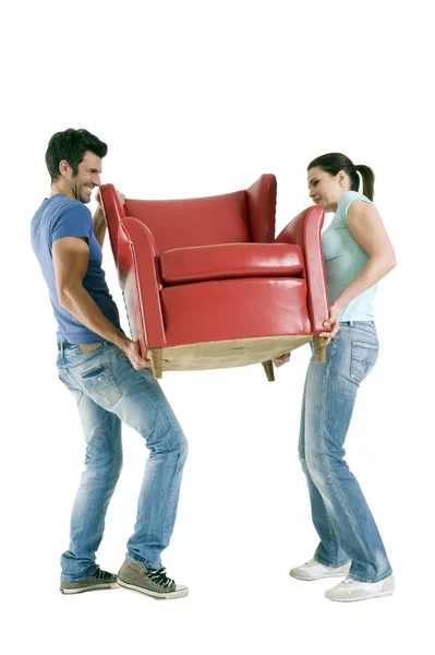Paar uitvoering een stoel — Stockfoto