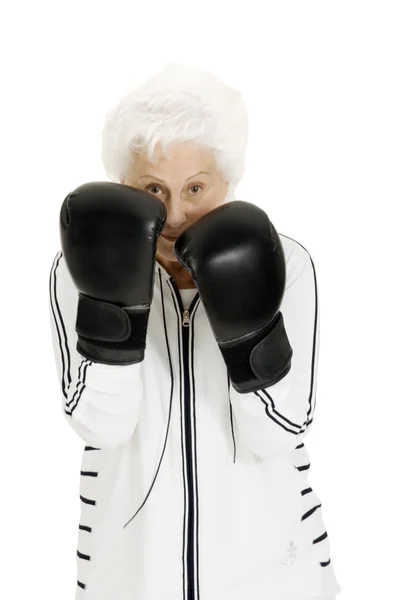 Donna anziana con guanti da boxe — Foto Stock
