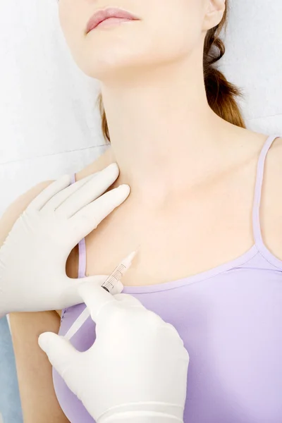 Mulher caucasiana jovem a receber uma injeção de um médico — Fotografia de Stock
