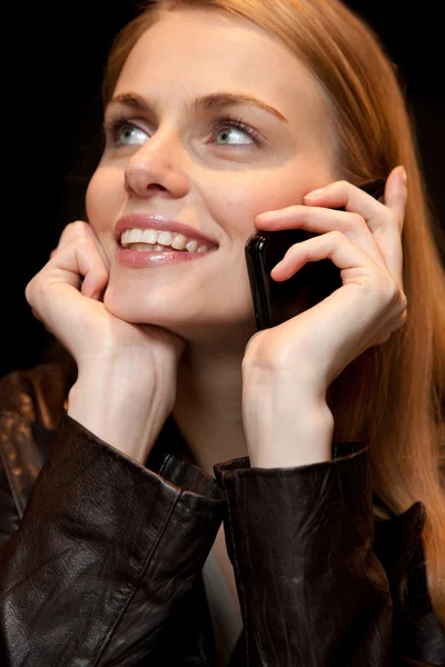 Młoda kobieta rozmawiająca przez komórkę — Zdjęcie stockowe
