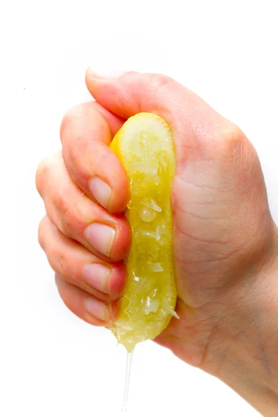 Ruční mačkání půl citronu — Stock fotografie
