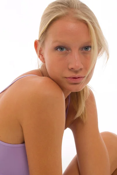 Retrato de uma jovem caucasiana com top roxo — Fotografia de Stock