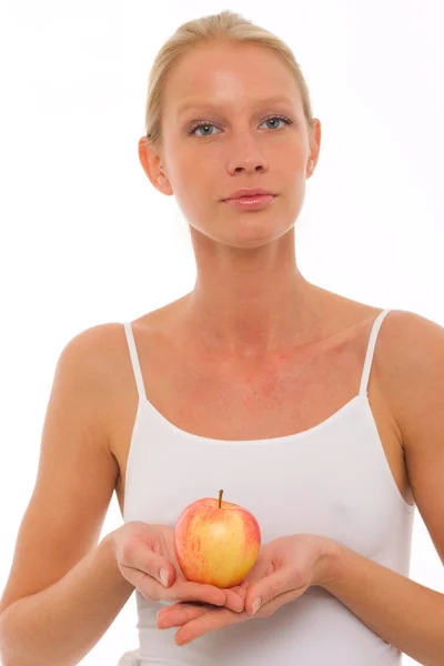 手の中にリンゴと若い美しい白人女性のポートレート — ストック写真