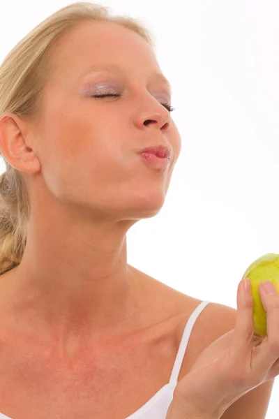 Молодая красивая белая женщина ест и держит яблоки — стоковое фото