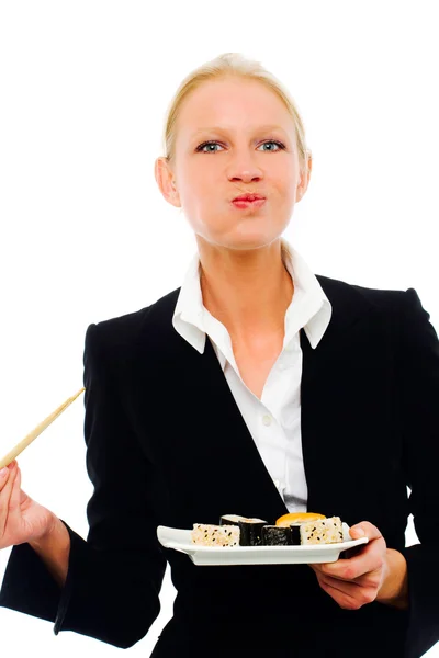 Junge kaukasische Geschäftsfrau isst Sushi — Stockfoto