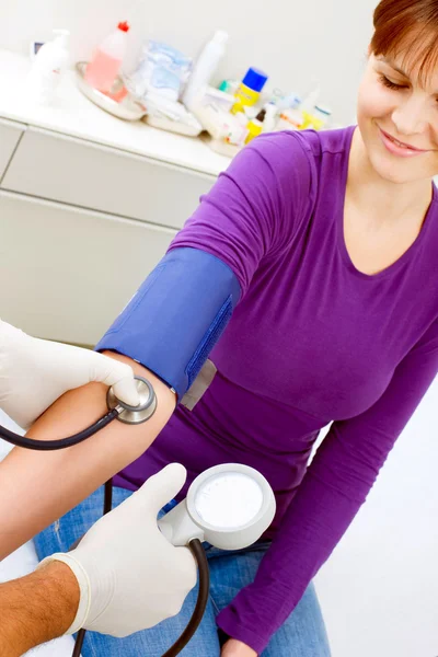 Orvos Vérnyomásmérés — Stock Fotó