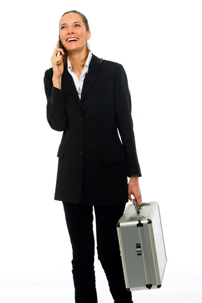 Giovane donna d'affari al cellulare con una valigetta — Foto Stock