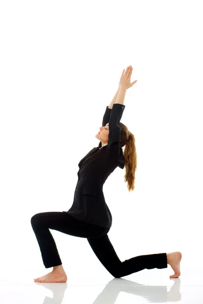Yoga yaparken genç iş kadını — Stok fotoğraf
