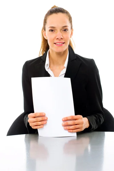 Junge Geschäftsfrau am Schreibtisch mit Papieren in der Hand — Stockfoto