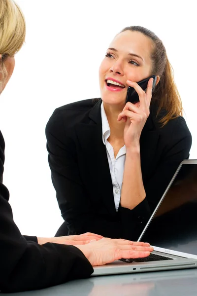 Duas mulheres durante uma reunião de negócios com laptop — Fotografia de Stock