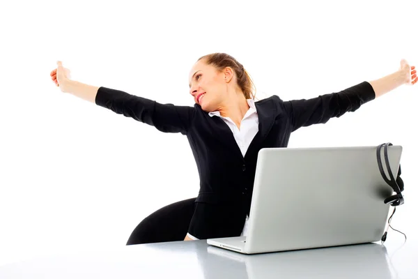 Giovane donna d'affari stanca con computer portatile — Foto Stock