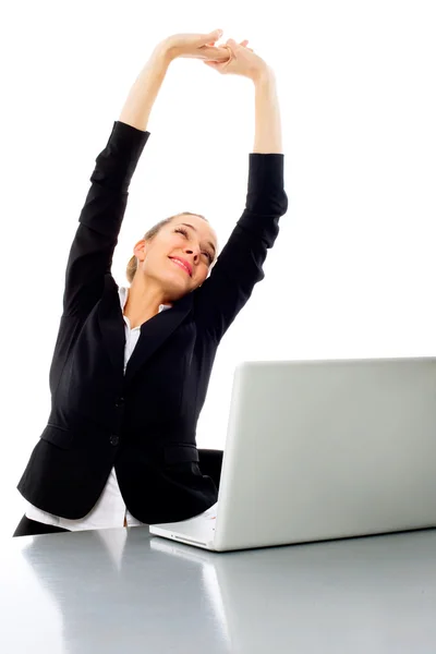 Giovane donna d'affari stanca con computer portatile — Foto Stock
