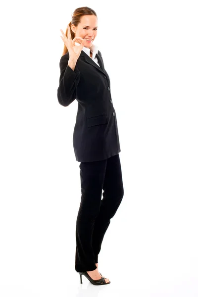 Junge Geschäftsfrau mit ihrer Hand, die ok anzeigt — Stockfoto