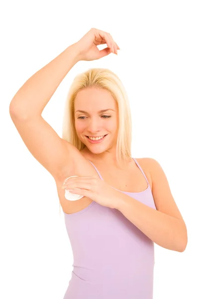 Женщина применяет дезодорант — стоковое фото