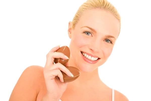 Femme tenant des œufs en chocolat — Photo