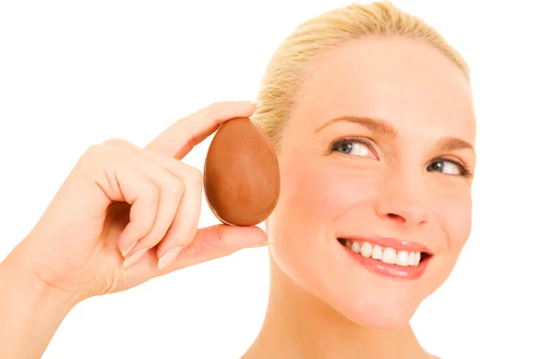 Mujer sosteniendo un huevo de chocolate — Foto de Stock