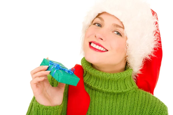 Frau mit Geschenk und Weihnachtsmütze — Stockfoto