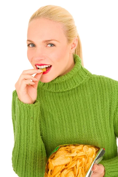 Kvinna äta chips — Stockfoto