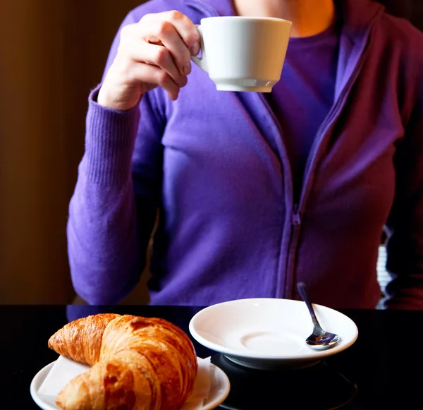 Kvinne som drikker cappuccino – stockfoto