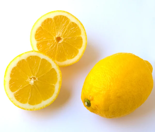 Bir limon kesilmiş — Stok fotoğraf