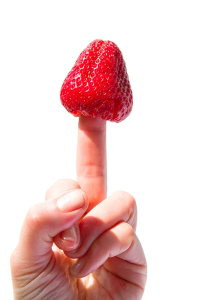 Eine Erdbeere steckt im Mittelfinger fest — Stockfoto
