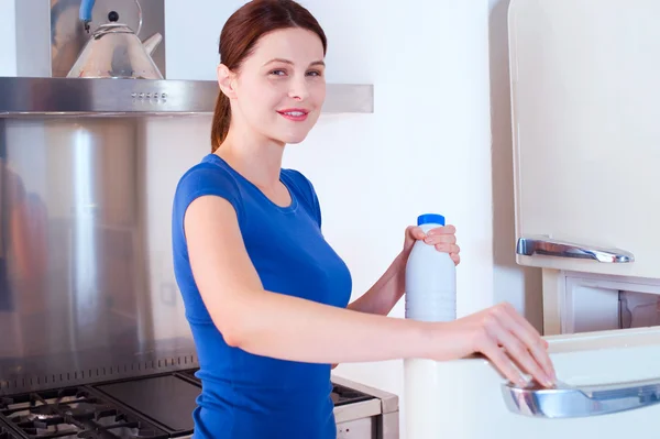 Mulher abrindo a geladeira — Fotografia de Stock