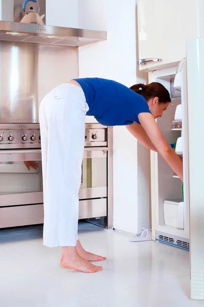 Mujer abriendo el refrigerador —  Fotos de Stock