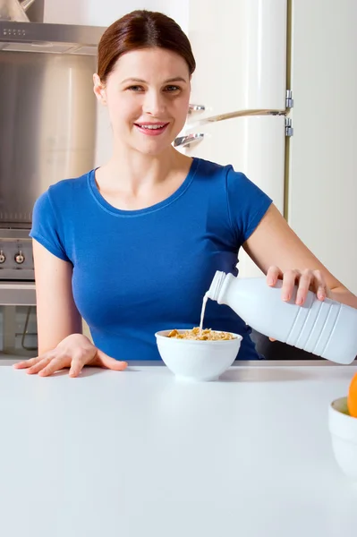 Mujer comiendo cereal con leche —  Fotos de Stock
