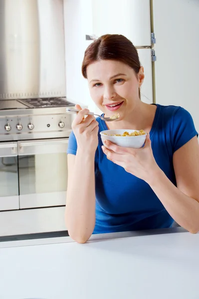 Woman eating cereal with milk — Stock Photo, Image