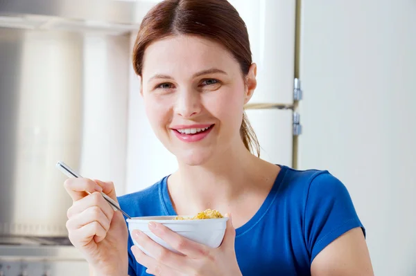 Woman eating cereal with milk — Stock Photo, Image