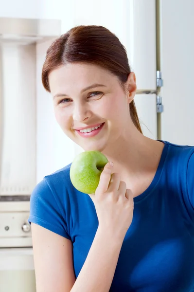 사과를 먹는 여자 — 스톡 사진