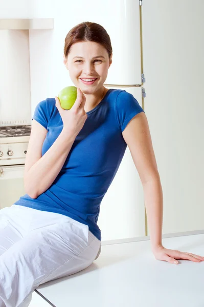 Woman eating an apple — Stock Photo, Image