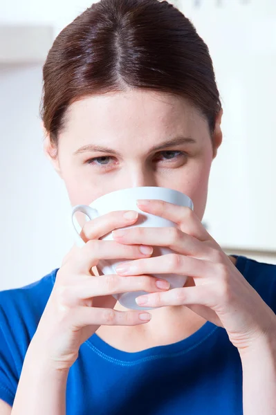 Женщина пьет чашку чая — стоковое фото
