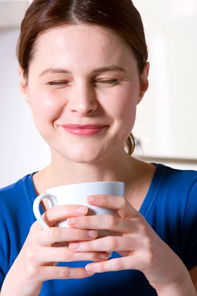 女人喝了一杯茶 — 图库照片