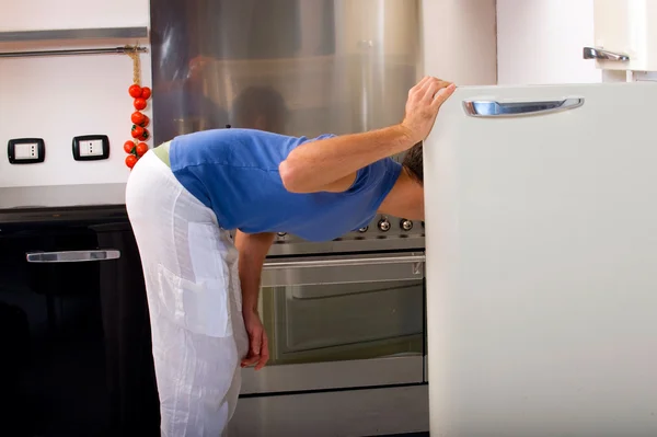 Hombre abriendo el refrigerador — Foto de Stock