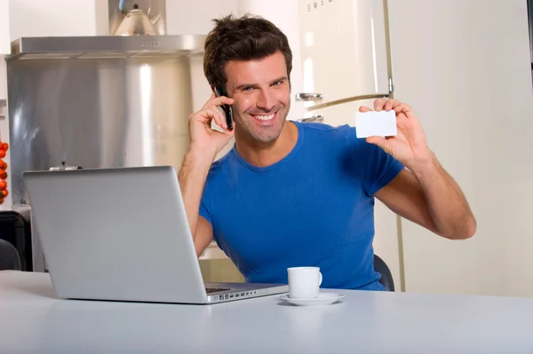 Чоловік на кухні з ноутбуком — стокове фото