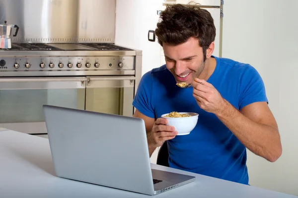 男人在厨房里用的笔记本电脑 — 图库照片
