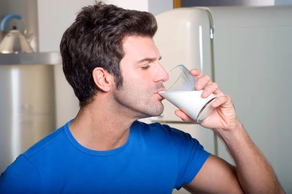 Человек пьет молоко — стоковое фото