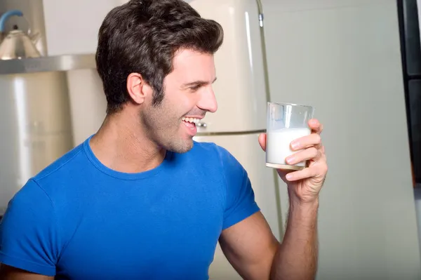 Człowiek pije mleko — Zdjęcie stockowe