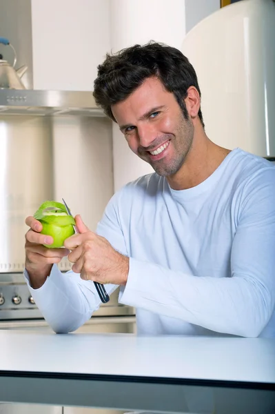 Uomo che sbuccia una mela — Foto Stock