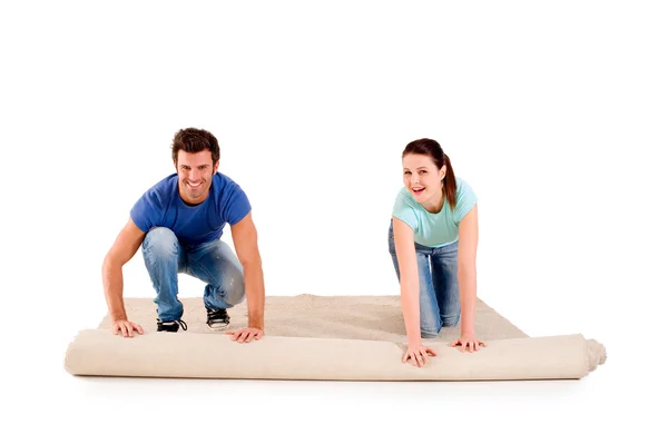 Paar rollt Teppich aus — Stockfoto