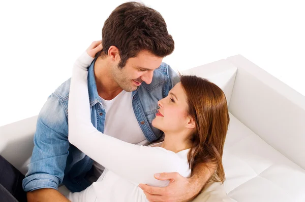 Par embracing på soffan — Stockfoto