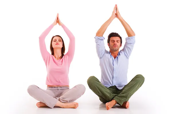 Par som utövar yoga — Stockfoto