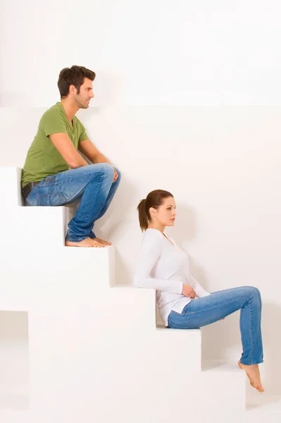 Couple assis sur les marches — Photo