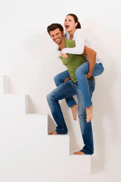 Homem subindo as escadas com mulher — Fotografia de Stock