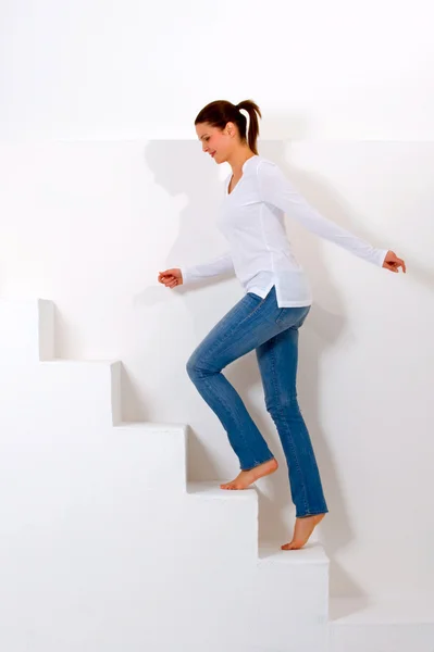 Жінка піднімається сходами — стокове фото