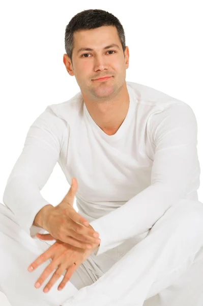 Muž, oblečený v bílém sedí na podlaze — Stock fotografie