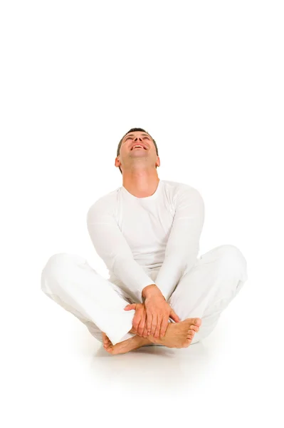 Mężczyzna ubrany w biały siedzącej na podłodze — Zdjęcie stockowe