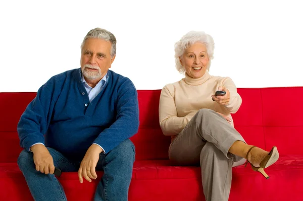 Пожилая пара на диване — стоковое фото