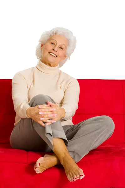 Oudere vrouw ontspannen op de Bank — Stockfoto